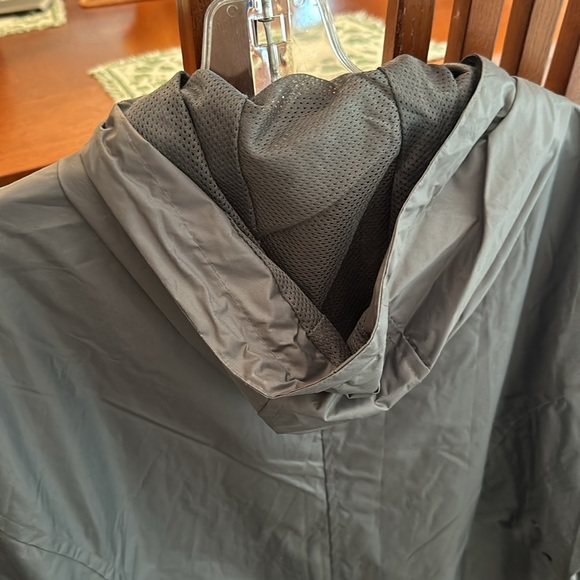 Windbreaker with adjustable sleeves and hood. NWT - Picture 2 of 4